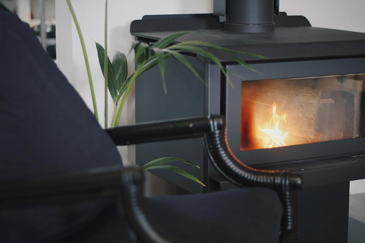 Hugo & Carters Backpackers & Motel Tauranga Eksteriør billede A wood stove