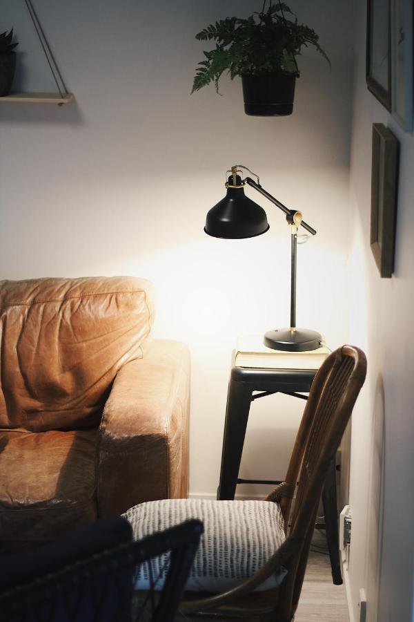 Hugo & Carters Backpackers & Motel Tauranga Eksteriør billede A table lamp