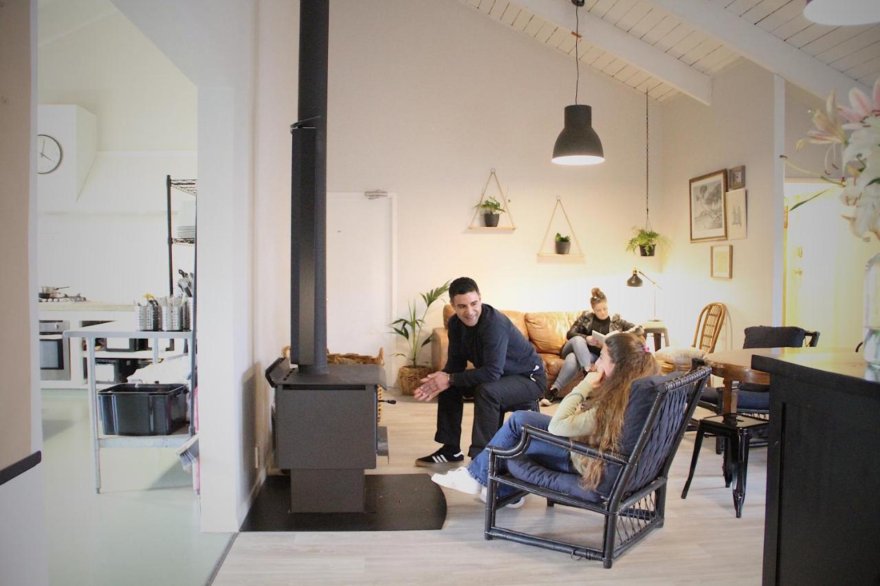 Hugo & Carters Backpackers & Motel Tauranga Eksteriør billede A wood burning stove in a home