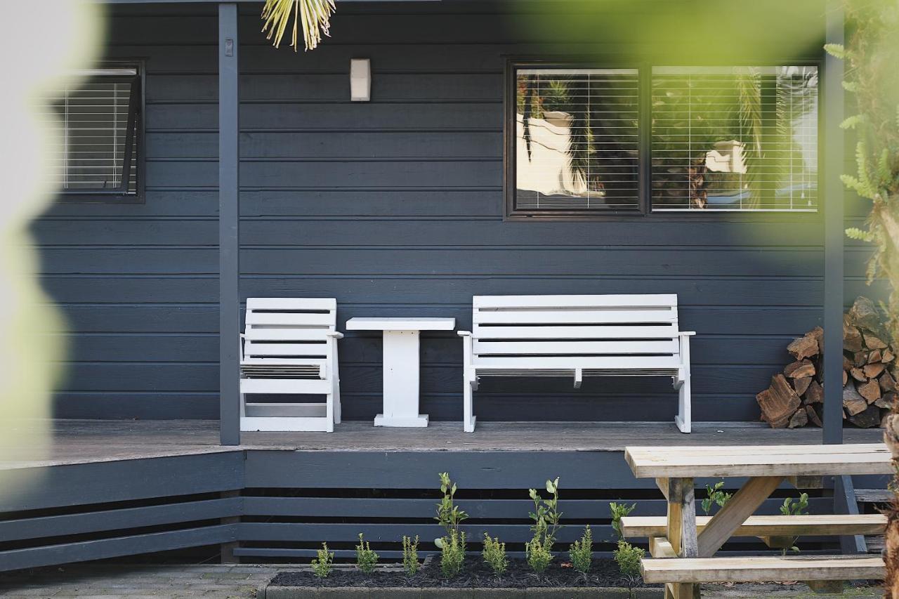 Hugo & Carters Backpackers & Motel Tauranga Eksteriør billede A modern bench