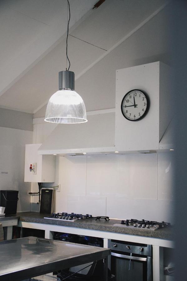 Hugo & Carters Backpackers & Motel Tauranga Eksteriør billede A wall clock