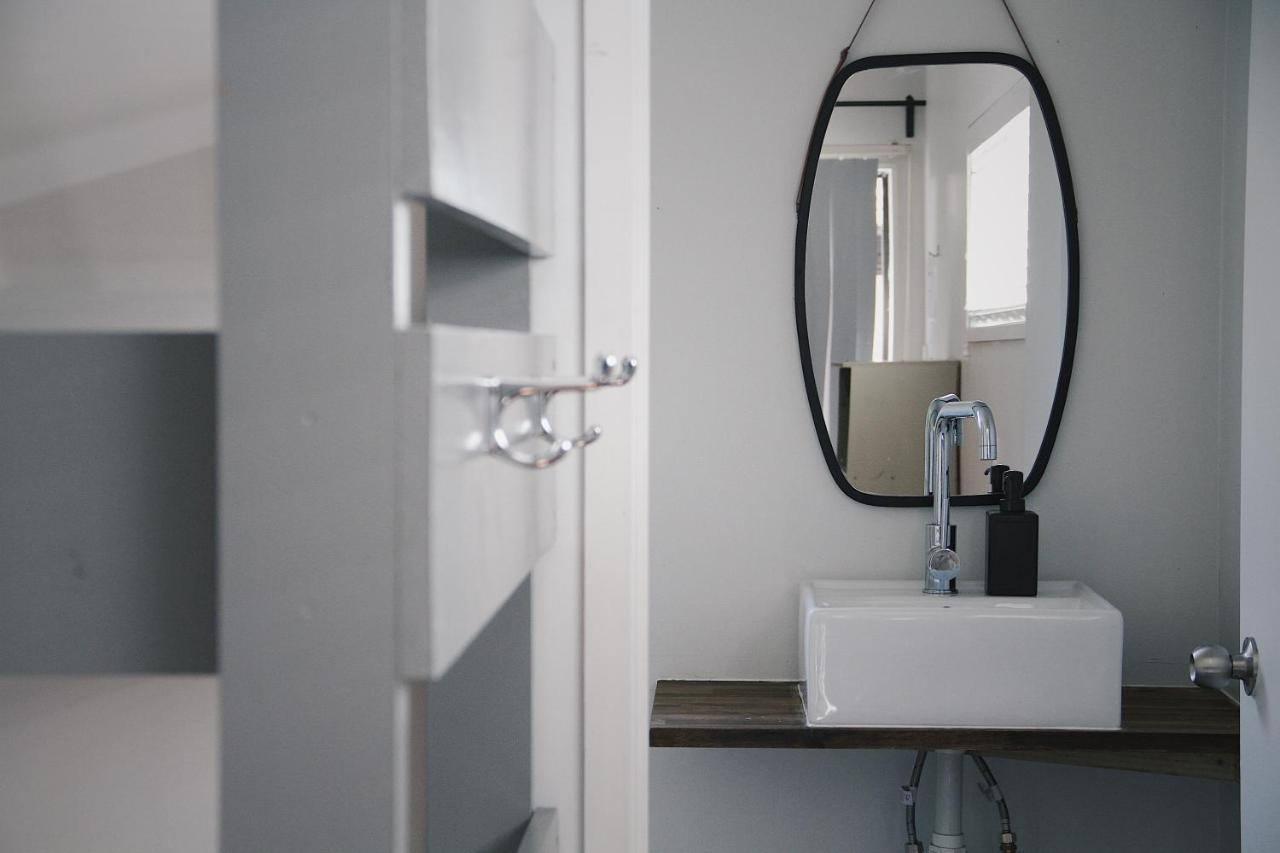 Hugo & Carters Backpackers & Motel Tauranga Eksteriør billede Bathroom