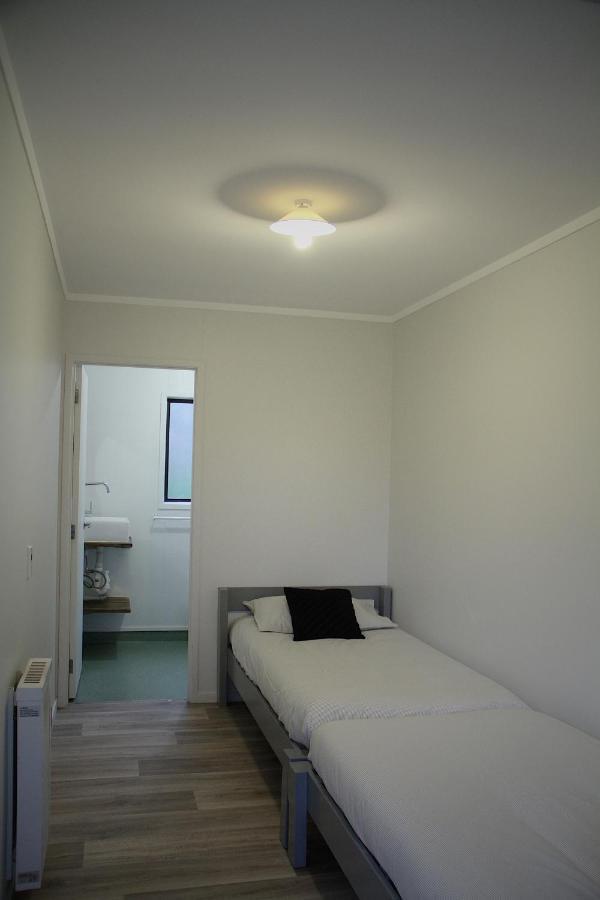 Hugo & Carters Backpackers & Motel Tauranga Eksteriør billede A room at the motel