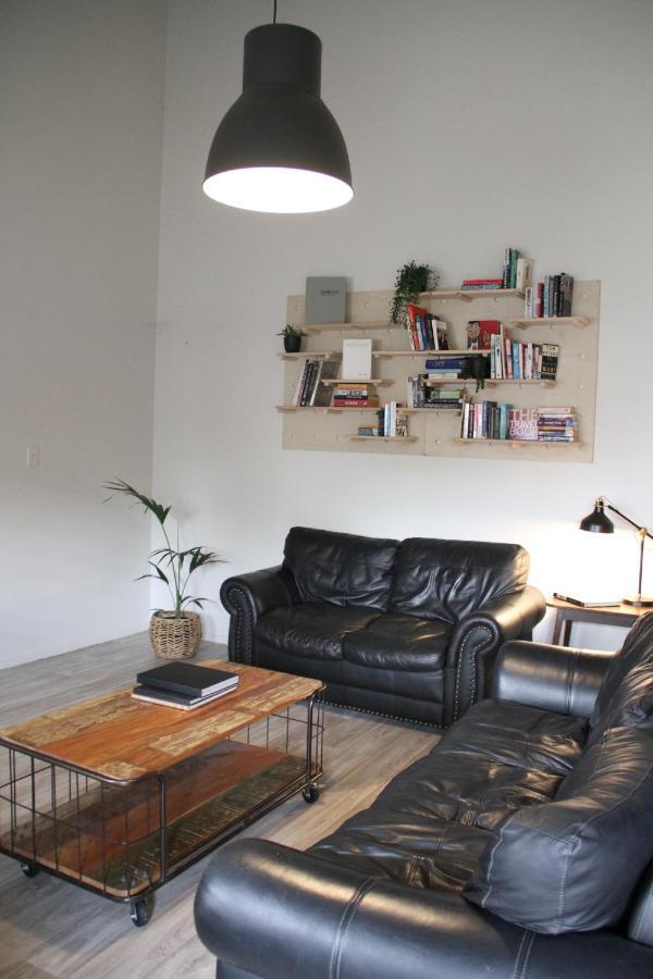 Hugo & Carters Backpackers & Motel Tauranga Eksteriør billede A living room with a leather sofa