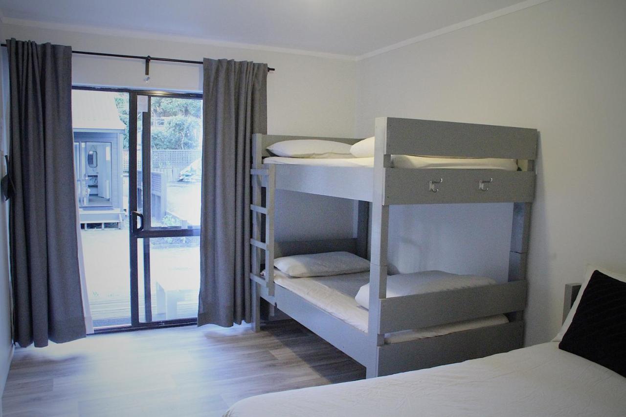 Hugo & Carters Backpackers & Motel Tauranga Eksteriør billede A bunk bed in a hotel room