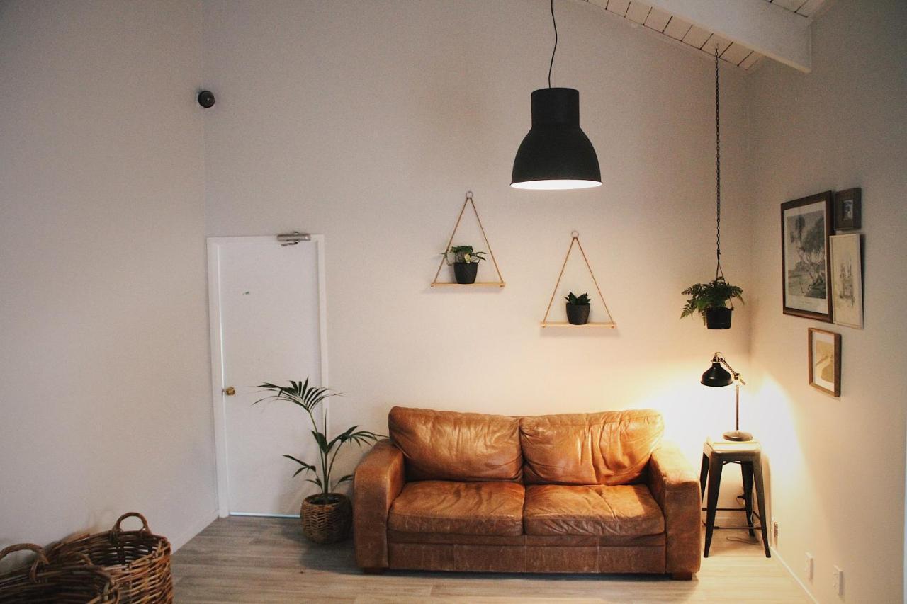 Hugo & Carters Backpackers & Motel Tauranga Eksteriør billede A living room with a leather sofa