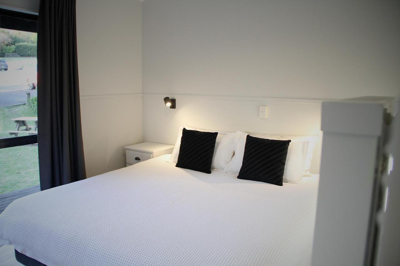 Hugo & Carters Backpackers & Motel Tauranga Eksteriør billede A bedroom at the hotel