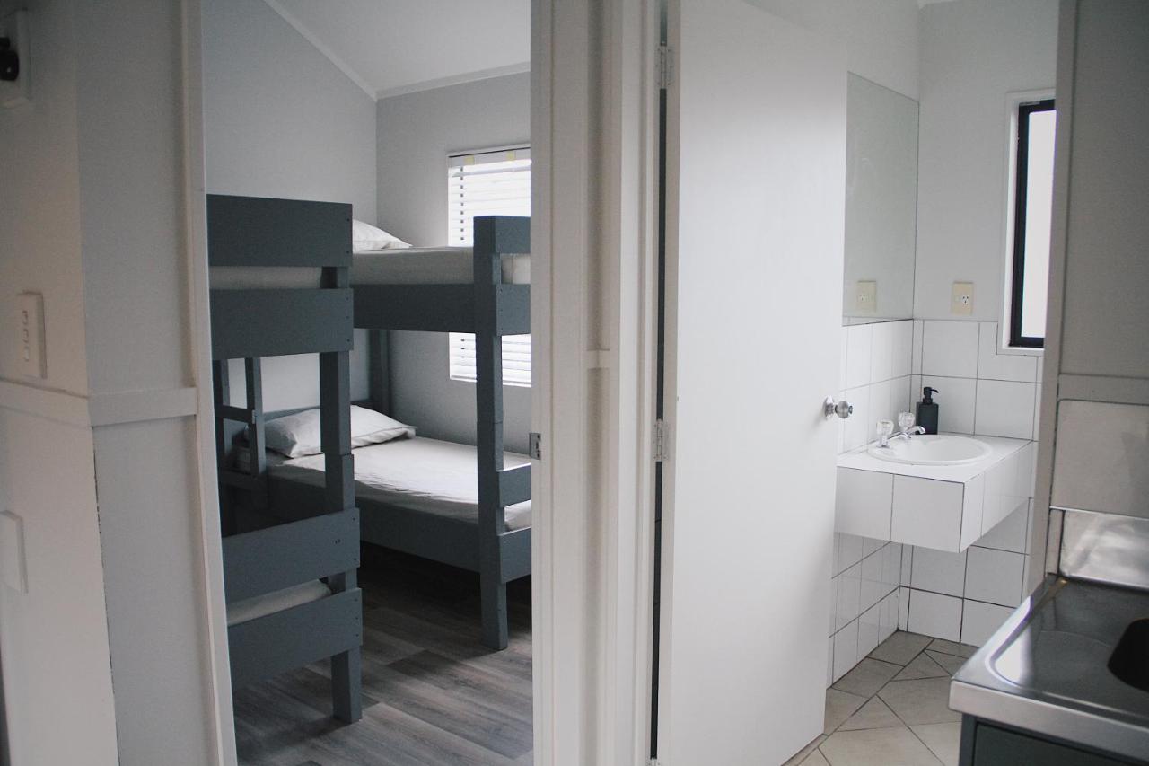 Hugo & Carters Backpackers & Motel Tauranga Eksteriør billede A bunk room at a hostel