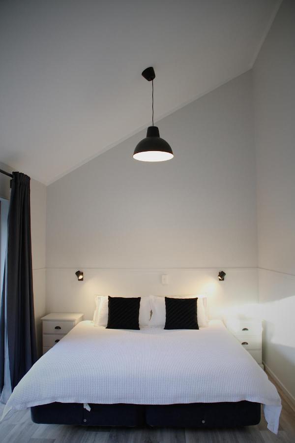 Hugo & Carters Backpackers & Motel Tauranga Eksteriør billede A pendant light