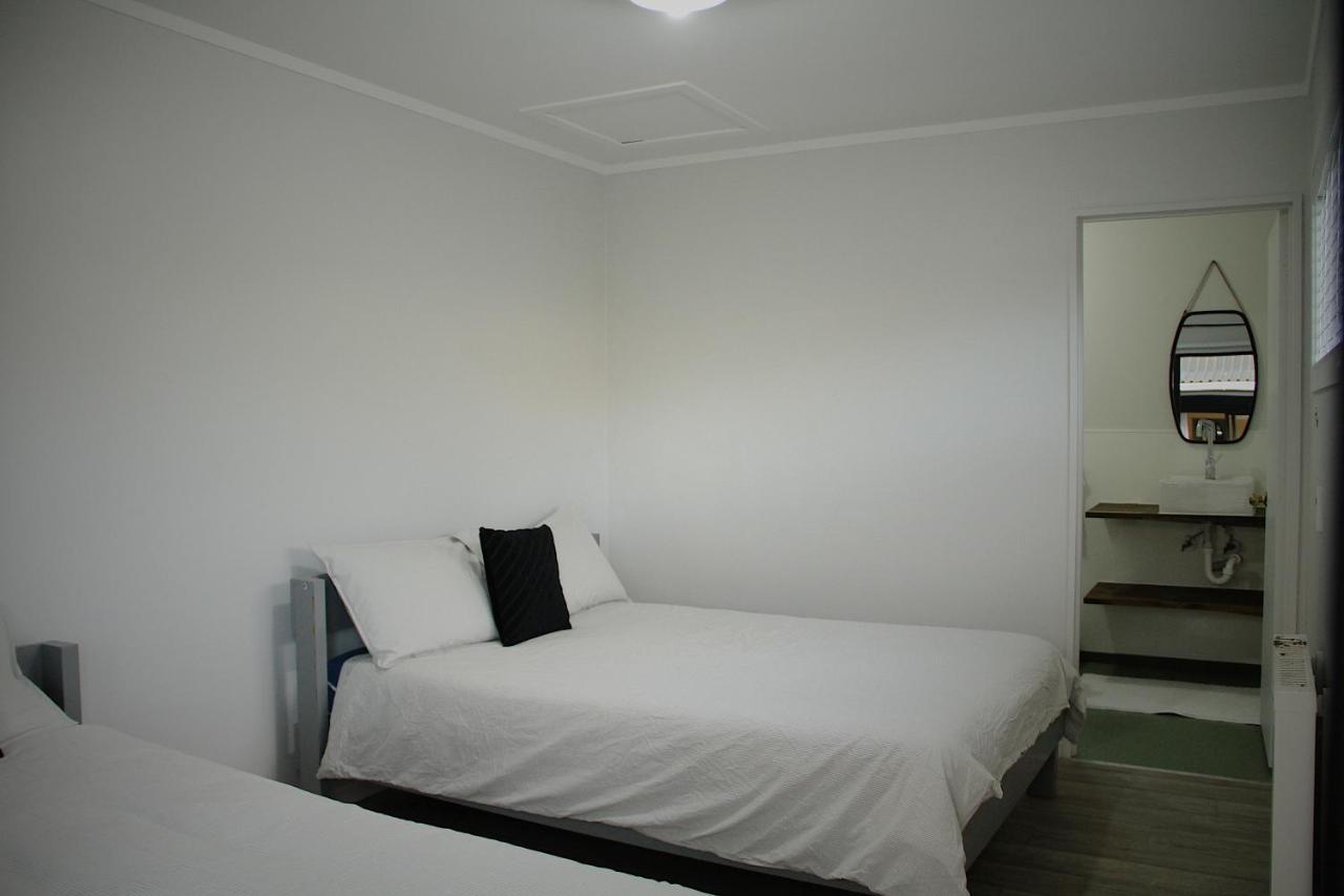 Hugo & Carters Backpackers & Motel Tauranga Eksteriør billede A bedroom