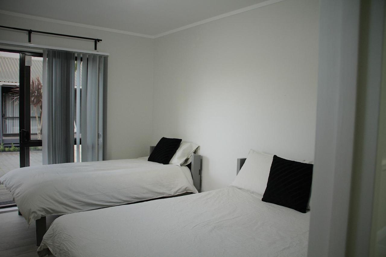 Hugo & Carters Backpackers & Motel Tauranga Eksteriør billede A bedroom at the hotel